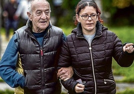 Padre e hija pasean por el centro de Reinosa, donde ahora residen.