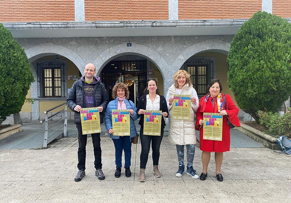 Comerciantes y la alcaldesa de Zaldibar, Eneritz Azpitarte, presentaron esta campaña para revitalizar el comercio local.