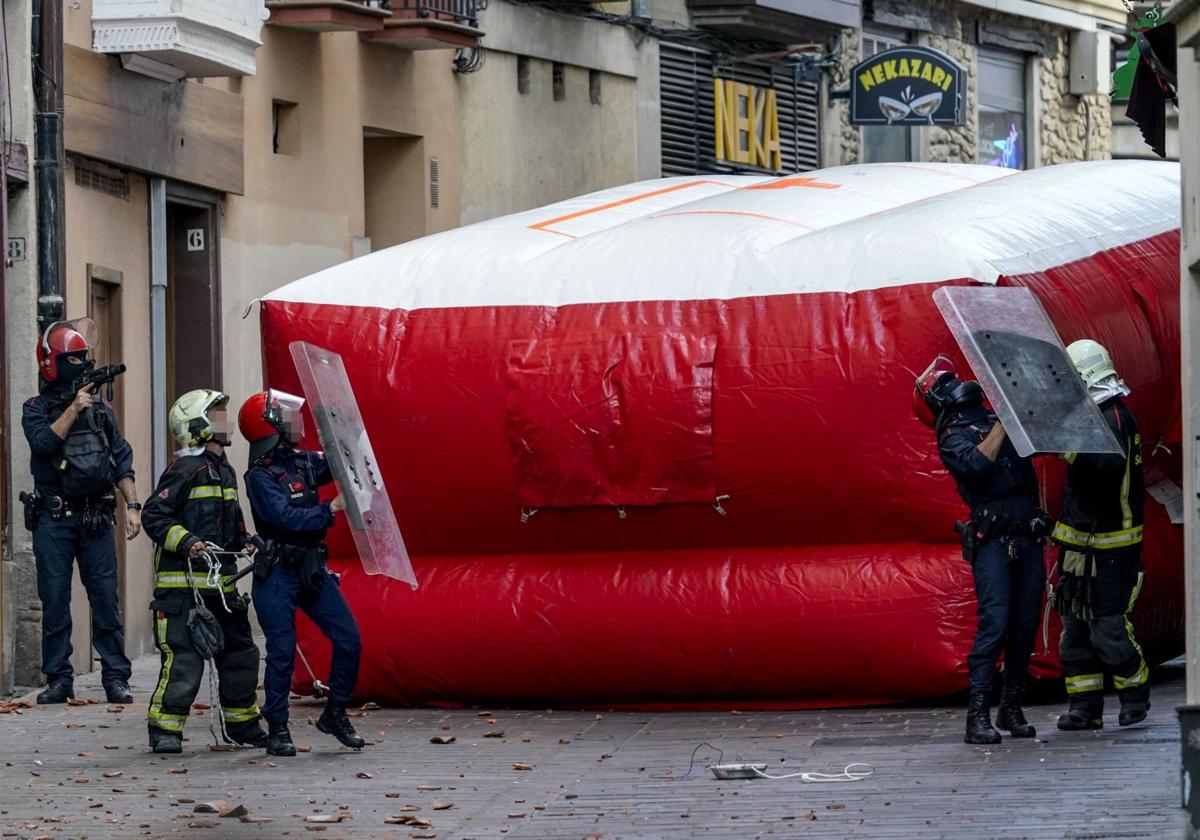 Bomberos en una intervención en Vitoria con un colchón de rescate.