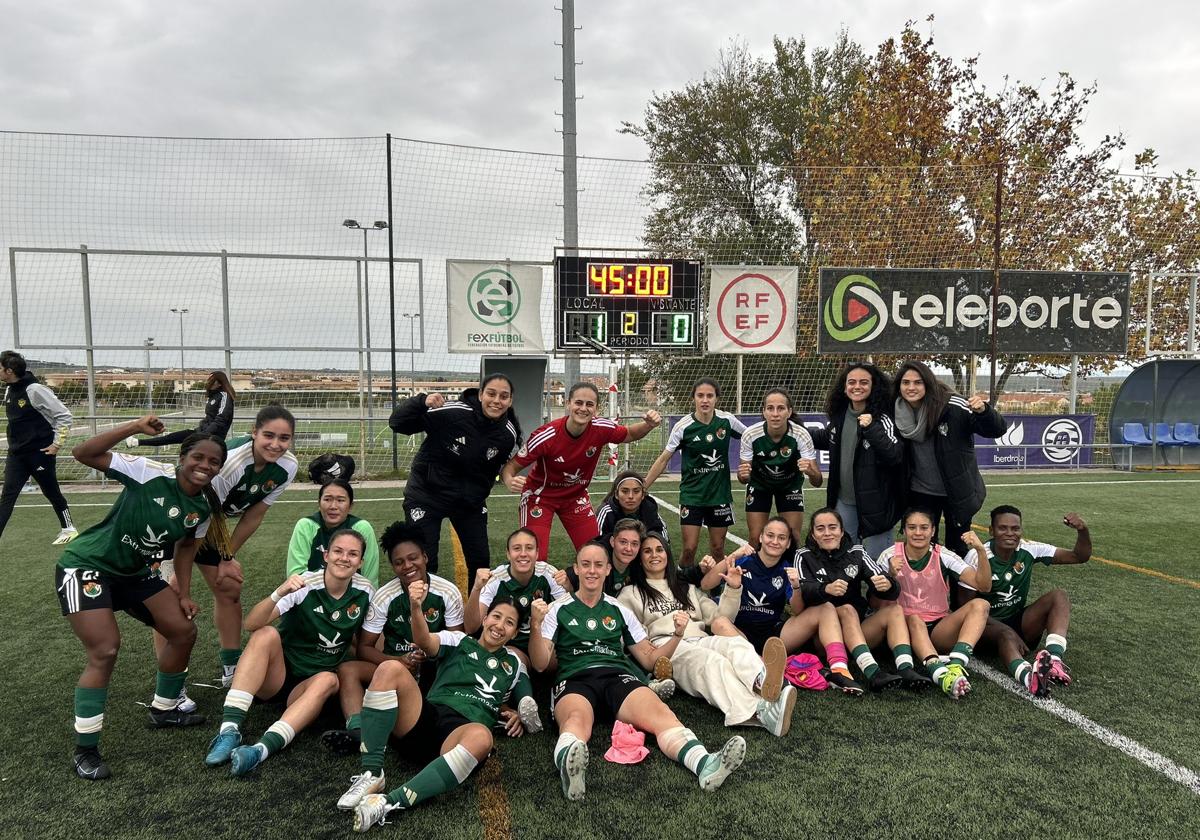 Las jugadoras del Cacereño celebran la victoria contra el Barcelona B el pasado fin de semana