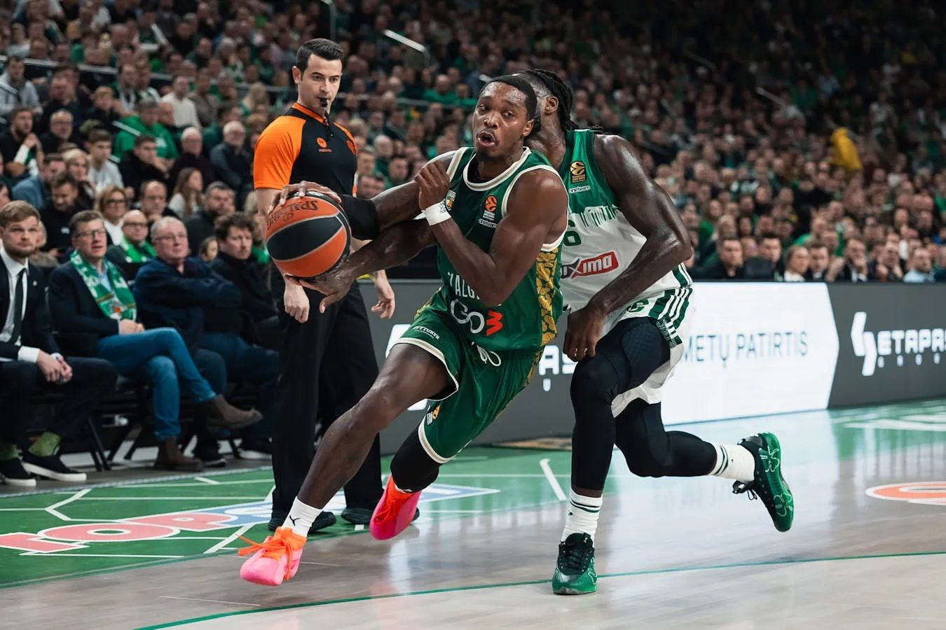 Lonnie Walker IV escapa de la defensa de Lessort.