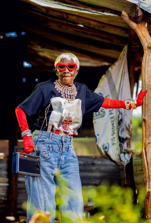 Margret, la abuela de Zambia que se ha convertido en un icono de estilo a sus 80 años