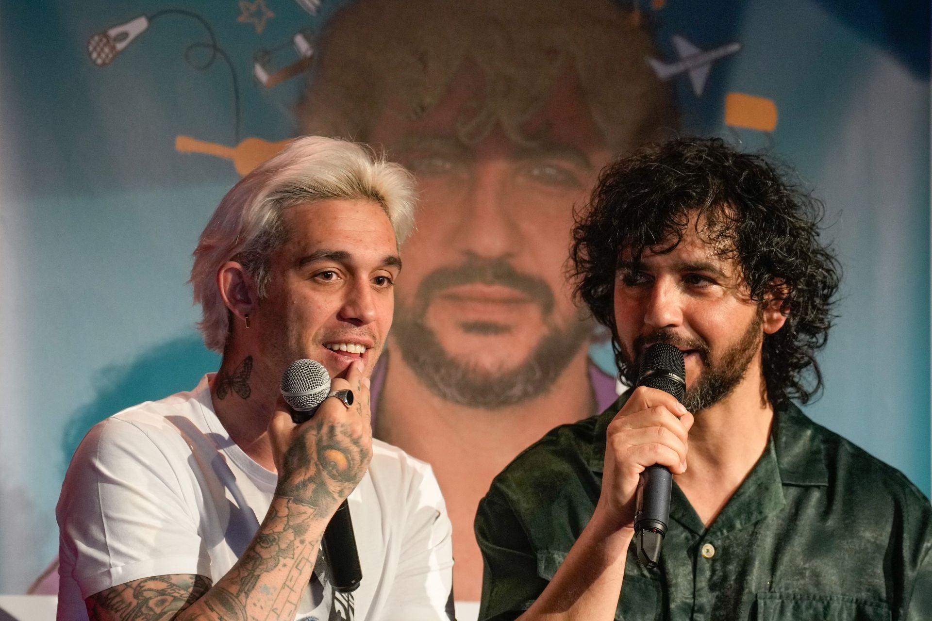 Víctor Elías, izquierda, junto a Fran Perea, su hermano mayor en 'Los Serrano'