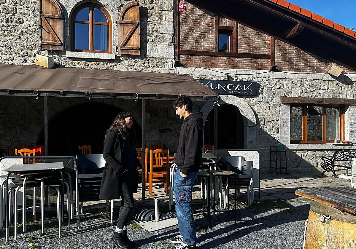 Peru Hernando Goitia, a la derecha, en el bar del Yermo que abrirá el 11 de diciembre.
