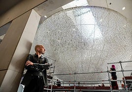 Javier Pérez, en el hall de Artium Museoa junto a su obra 'Un pedazo de cielo cristalizado' mientras se abrillan los vidrios.
