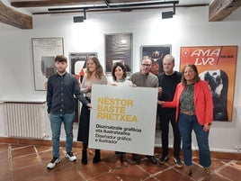 El hijo del artista, Gorka Basterretxea (en el centro), posa con las autoridades municipales y culturales.