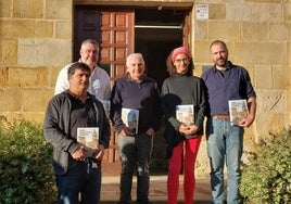 El editor Xabier Bóveda;, el alcalde, Oskar Koka (PNV); el escritor Joseba Sarrionandia; la concejala, Zorione Fundazuri; y Lander Majuelo, de Pamiela argitaletxea.