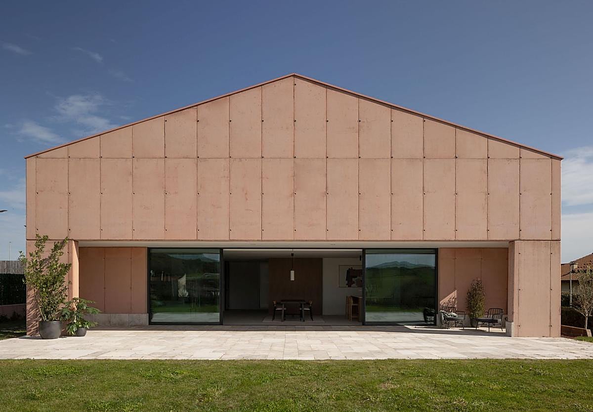 ¿Un caserío rosa? El chalet estiloso de una pareja y sus dos hijos en Barrika.