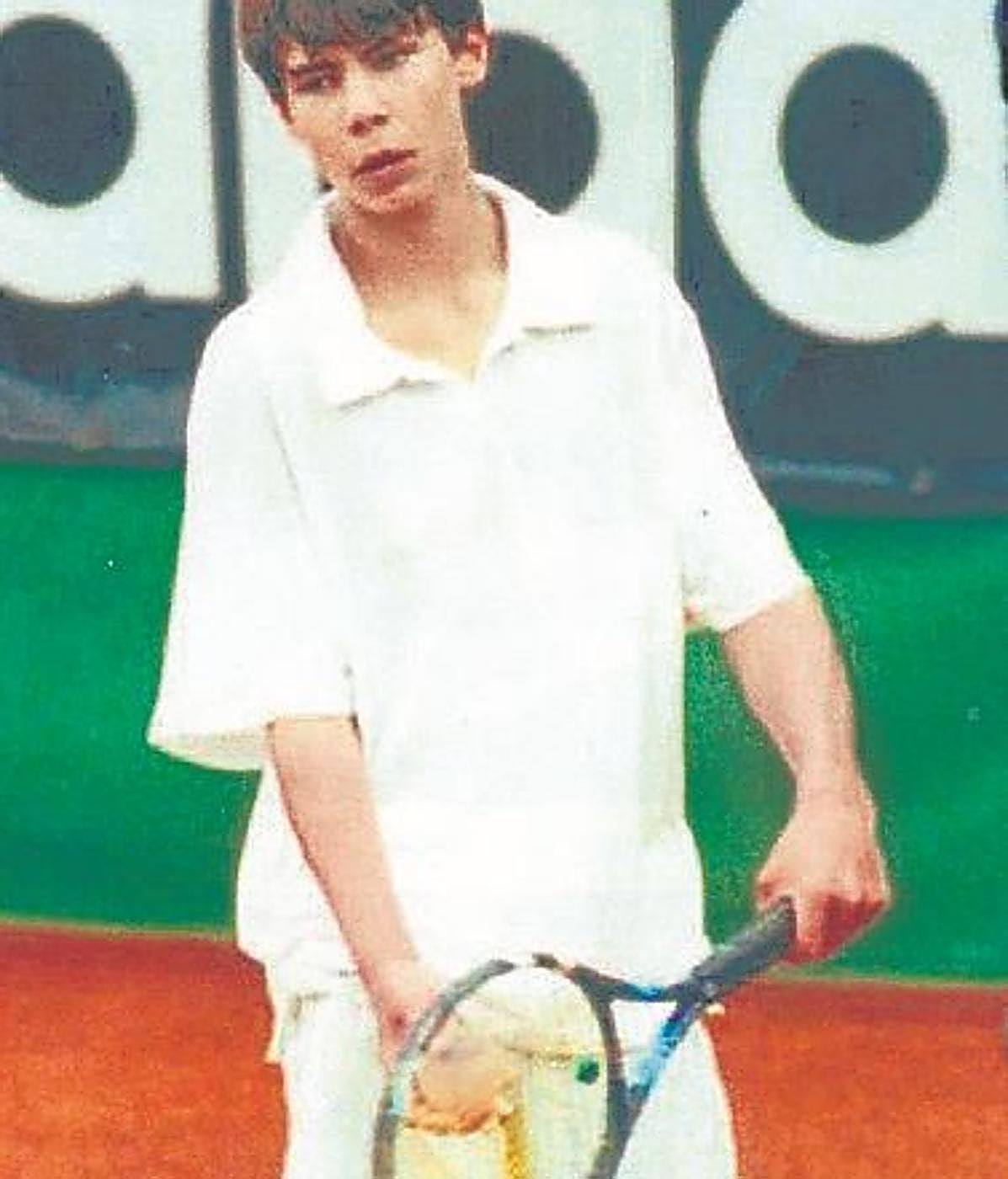 El libro recoge la foto de un jovencísimo Nadal en las pistas de Jolaseta en 2000, con 14 años.