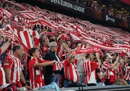 Grada Popular de animación en el Athletic-Slavia de Liga Europa.