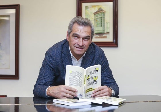 Igor González de Galdeano posa con 'Líderes en Amarillo', su segundo libro tras 'Pedaleando hacia el éxito'.