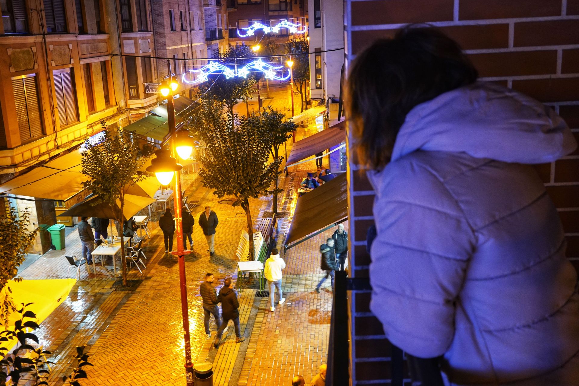 Foto de archivo de una vecina asomada a un balcón la zona de Zaballa, donde