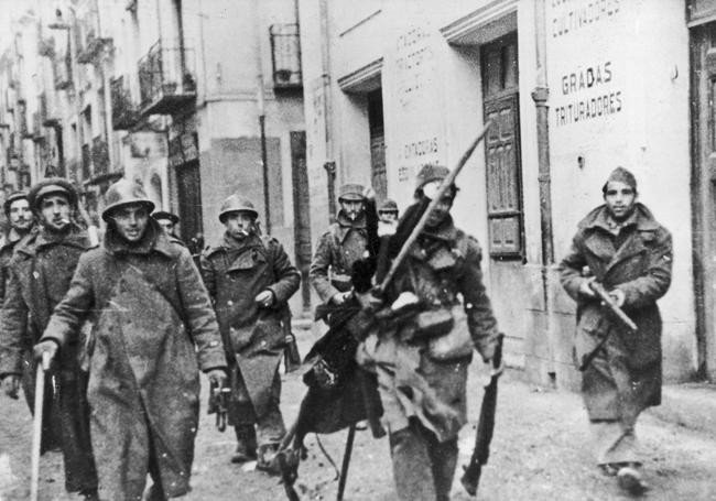 Soldados, durante la batalla de Teruel.