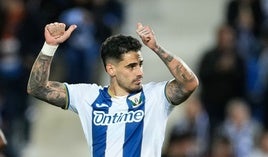 Miguel de la Fuente celebra el gol que marcó con el Leganés al Sevilla.