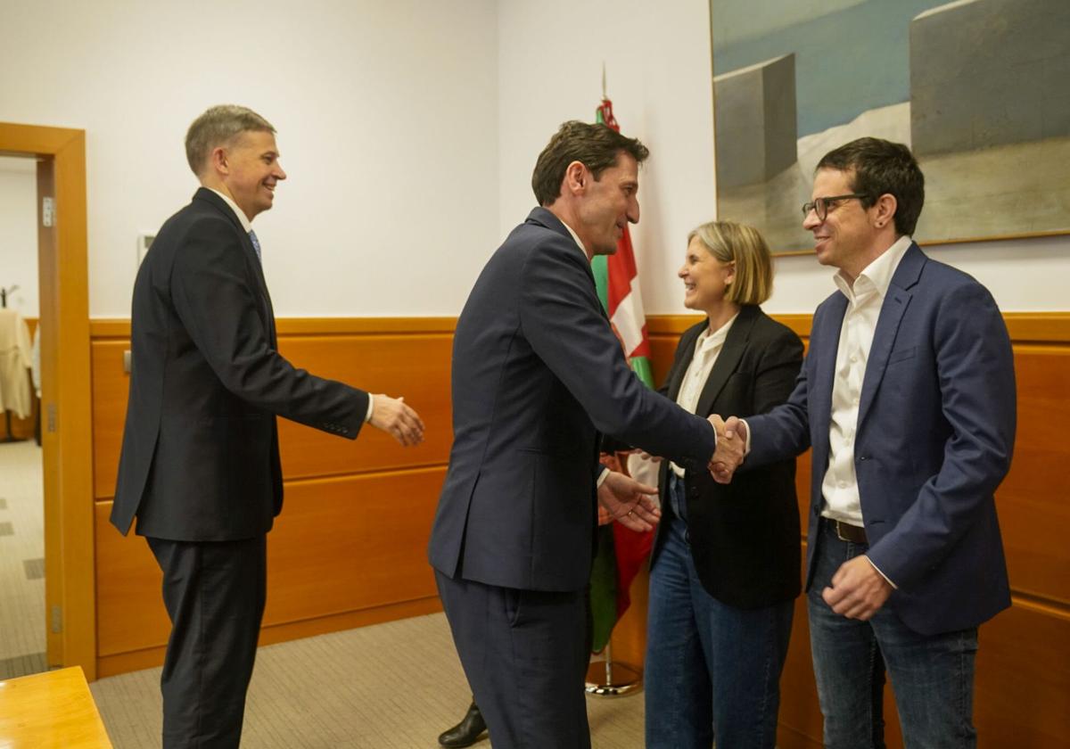 El consejero de Hacienda, Noël d'Anjou, saluda al líder parlamentario de EH Bildu, Pello Otxandiano.