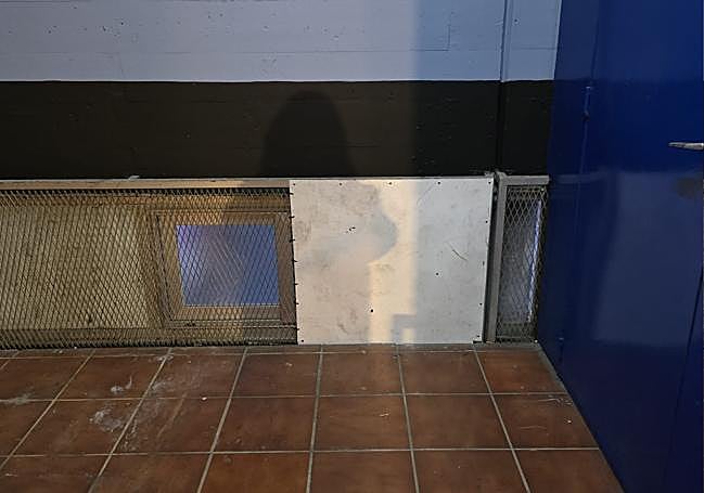 Tapa provisional colocada en la rejilla que fue forzada para acceder al interior.