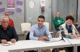 Aritz Abaroa, en el centro, durante el pleno celebrado en Bermeo.