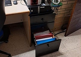 Imagen de cajones abiertos en las oficinas del polideportivo.