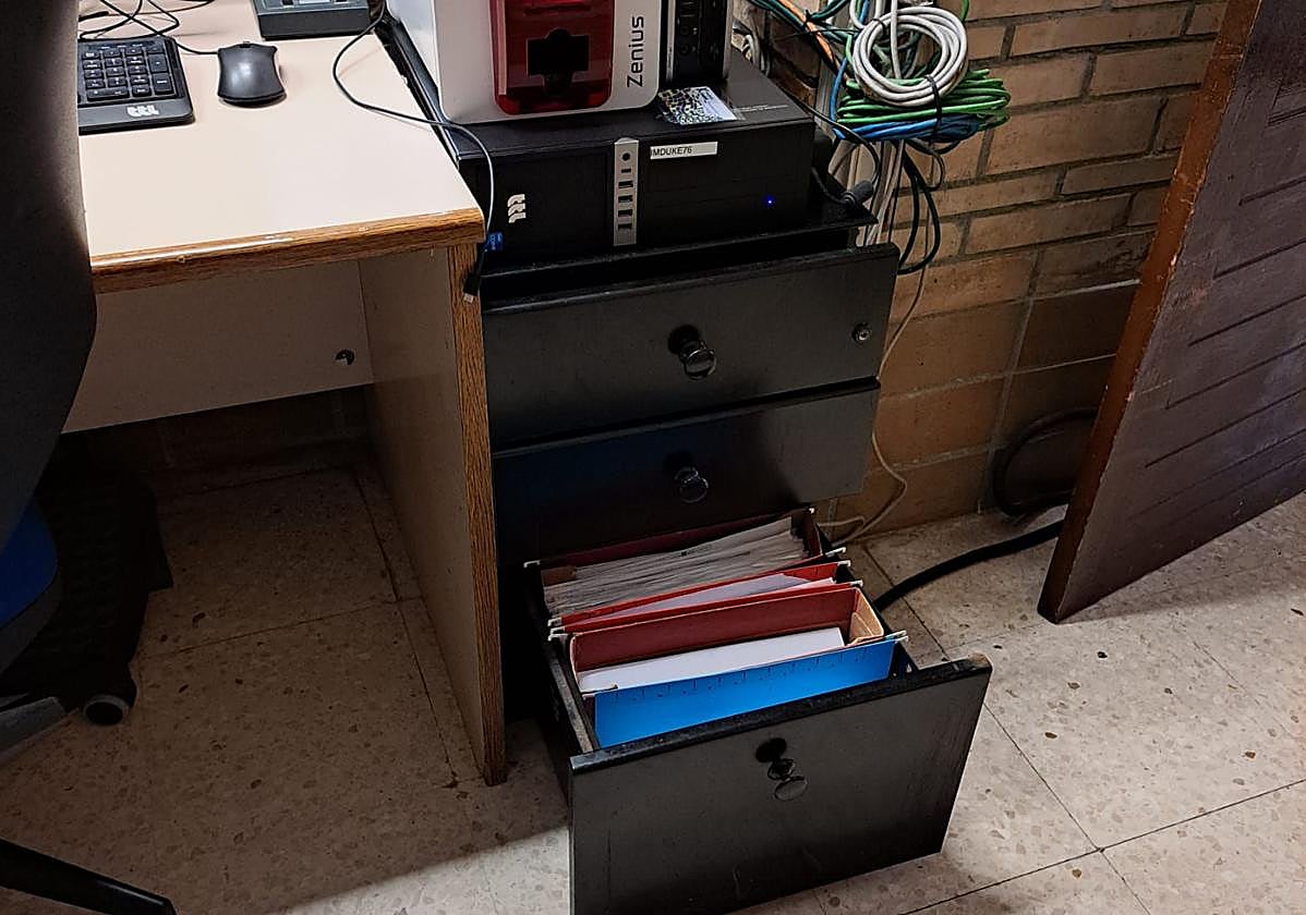 Imagen de cajones abiertos en las oficinas del polideportivo.
