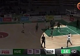 Imagen del vídeo de la zancadilla propinada por el entrenador al jugador del Teknei Zornotza