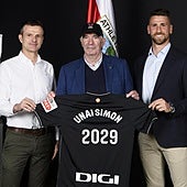 El halago de Uriarte a Unai Simón: «Fuera del campo ha hecho su labor de líder»