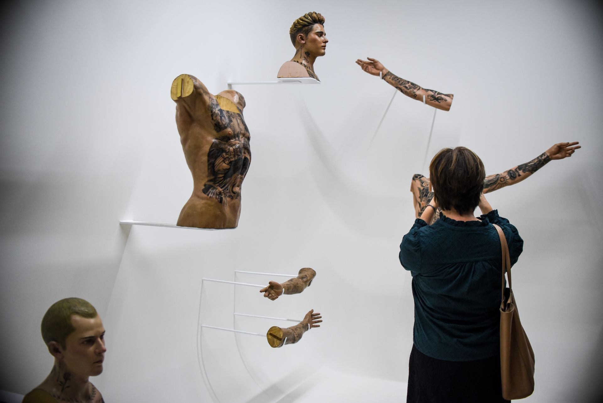 Justin Bieber, despiezado y crucificado.