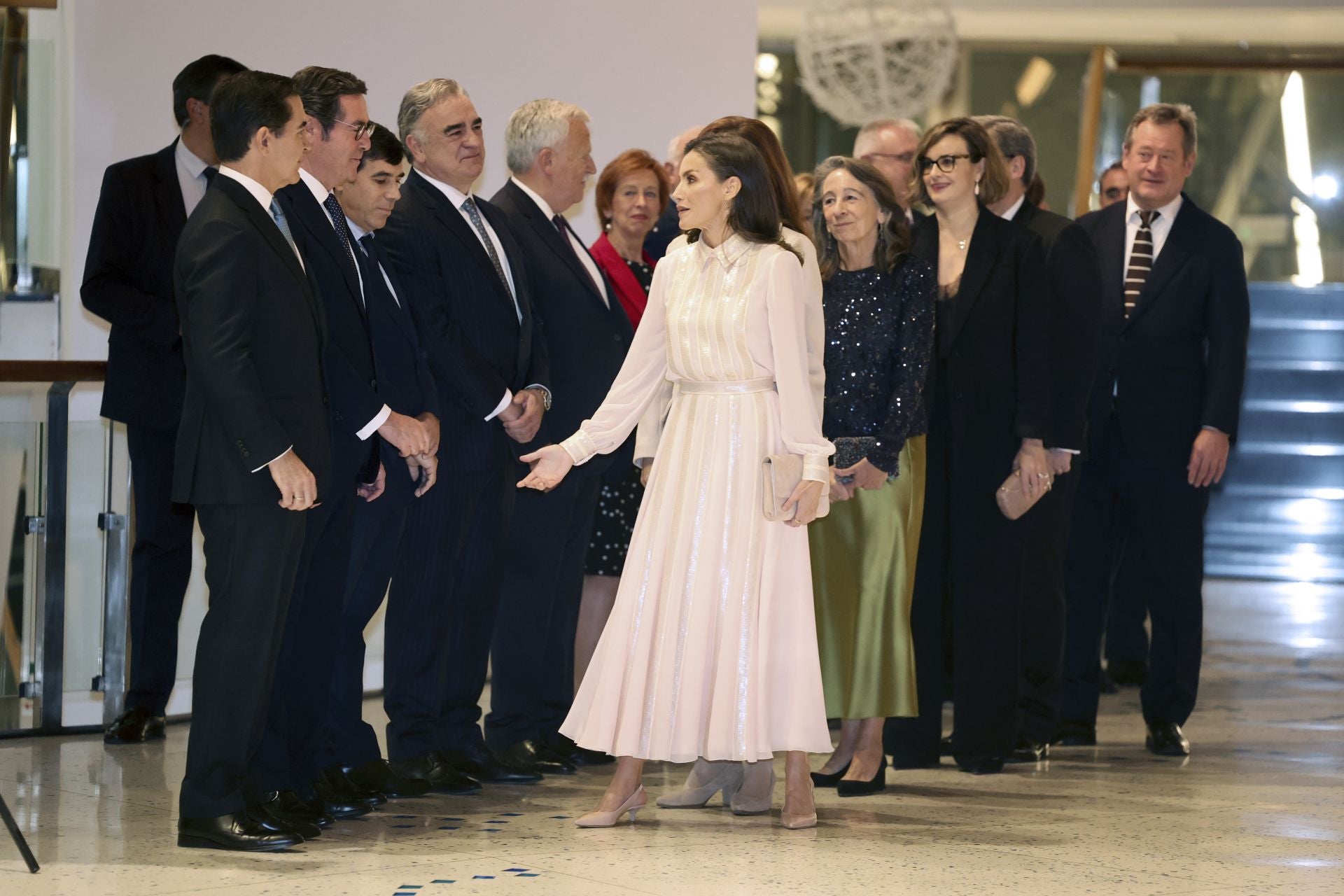 Letizia luce un look con lentejuelas y pendientes valencianos en su noche de ópera en Bilbao