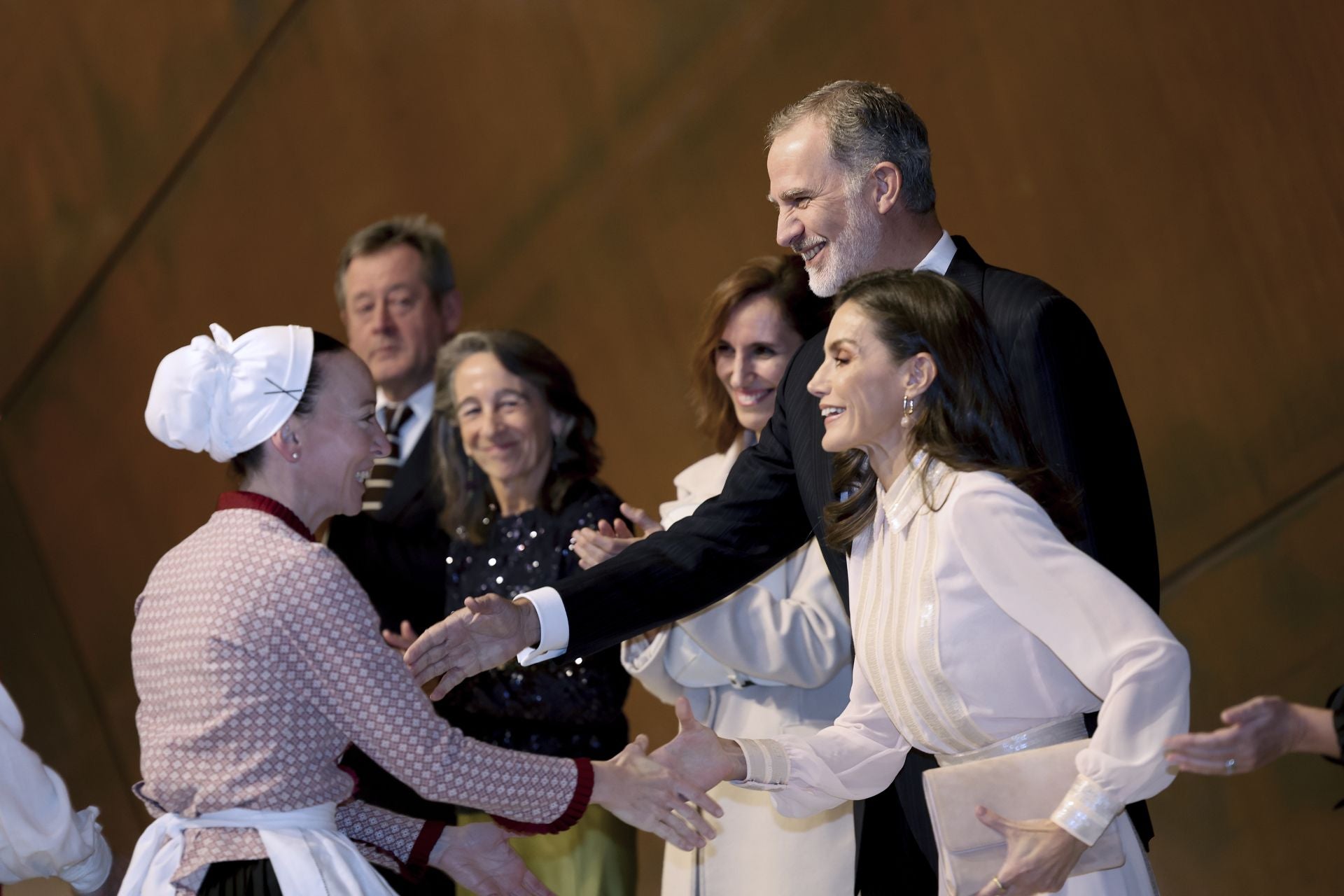 Letizia luce un look con lentejuelas y pendientes valencianos en su noche de ópera en Bilbao