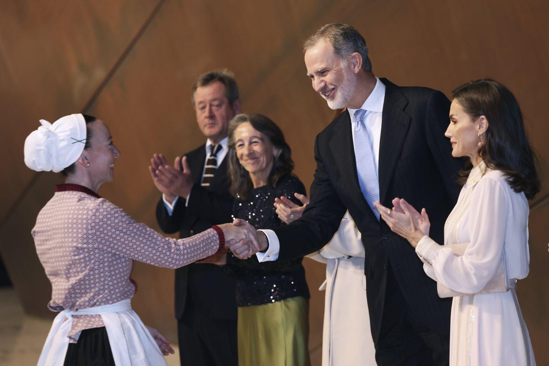 Letizia luce un look con lentejuelas y pendientes valencianos en su noche de ópera en Bilbao