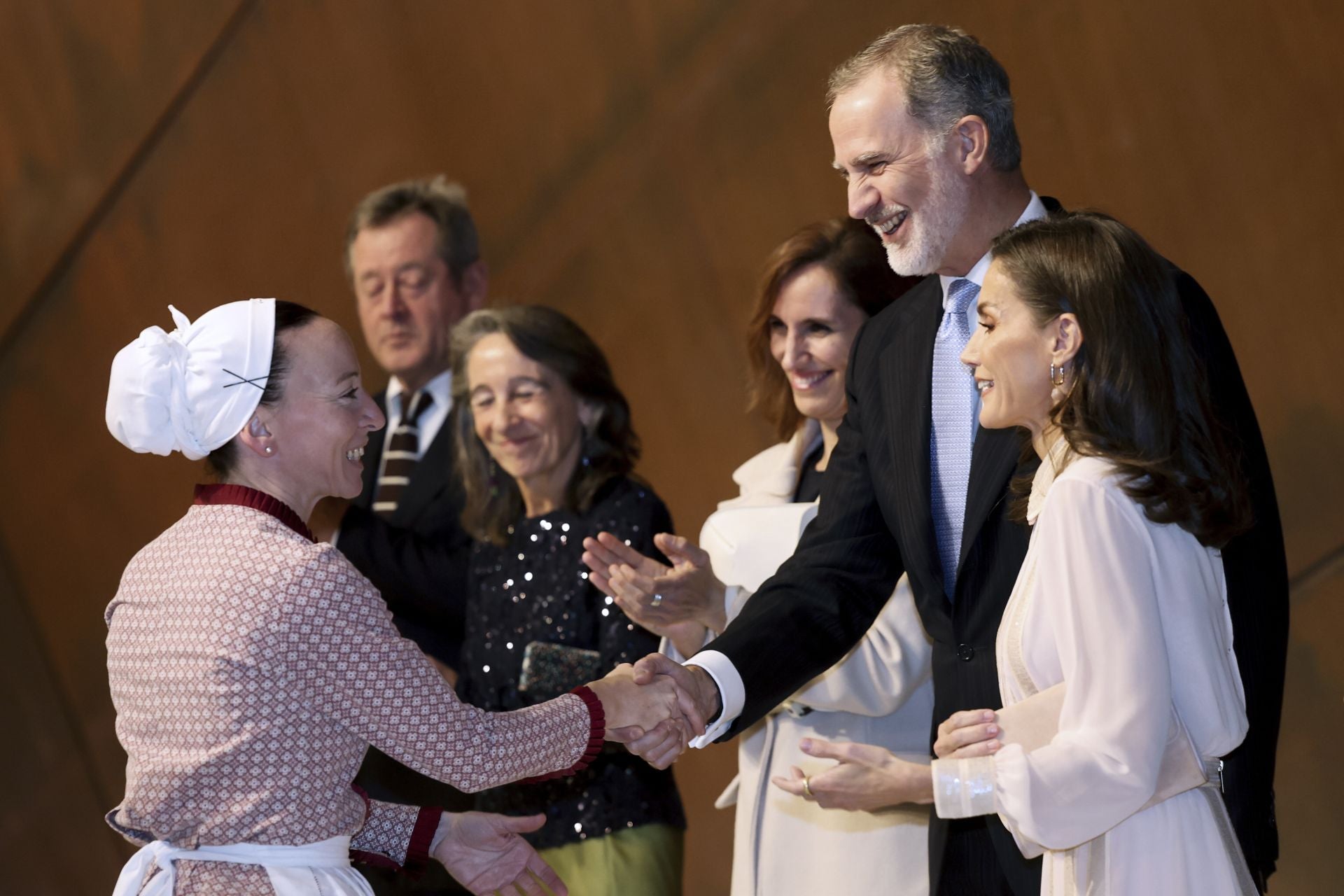 Letizia luce un look con lentejuelas y pendientes valencianos en su noche de ópera en Bilbao