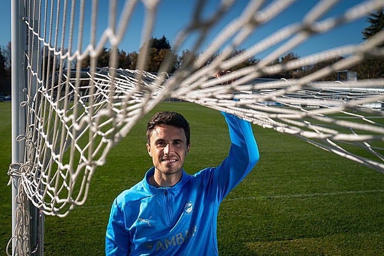 Ander Guevara posa en Ibaia durante la sesión de fotos con EL CORREO.