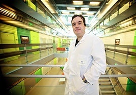 El bioquímico vasco Asier Sáez-Cirión, en las instalaciones del Instituto Pasteur, de París que dirige la premio Nobel Françoise Barré-Sinoussi.