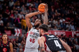 Donta Hall lanza un tiro libre durante el choque de Liga ACB en Zaragoza.