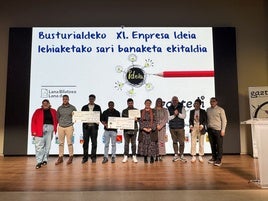 Los ganadores del concurso de ideas empresariales en la entrega de premios.