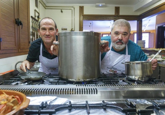 Los cocineros Manu Gil y Roberto Tamayo.