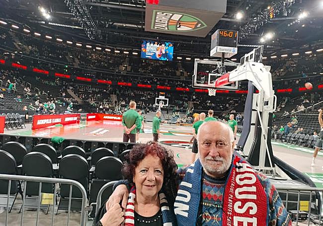 Loli y Javier disfrutaron de su primer partido como baskonistas.