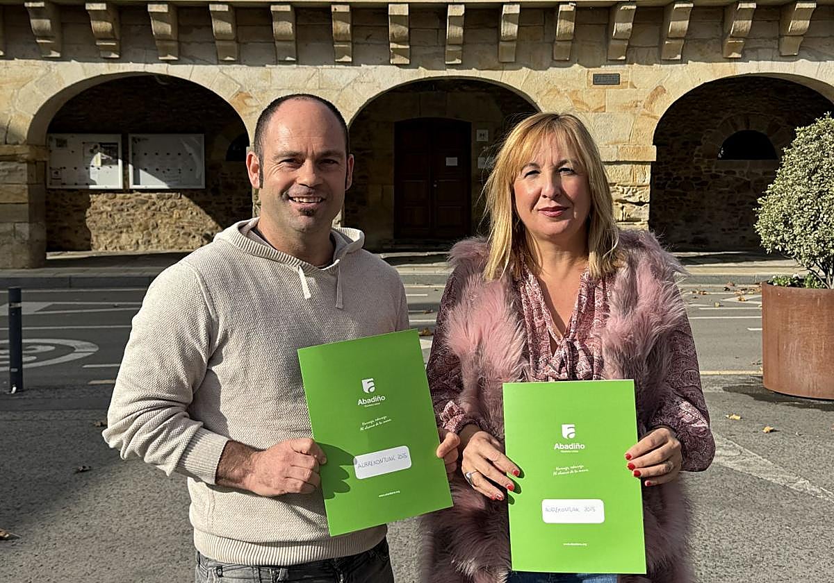 El alcalde, Mikel Urrutia (EH Bildu) y la teniente de alcalde, Edurne Maguregi (AIB), junto a los presupuestos municipales.