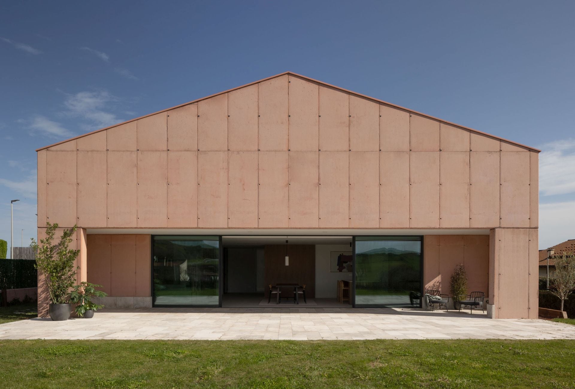 ¿Un caserío rosa? El chalet estiloso de una pareja y sus dos hijos en Barrika