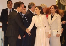 Letizia luce un look con lentejuelas de Teresa Helbig y pendientes valencianos en su noche de ópera en Bilbao.