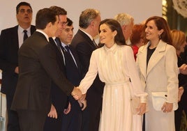 Letizia luce un look con lentejuelas de Teresa Helbig y pendientes valencianos en su noche de ópera en Bilbao