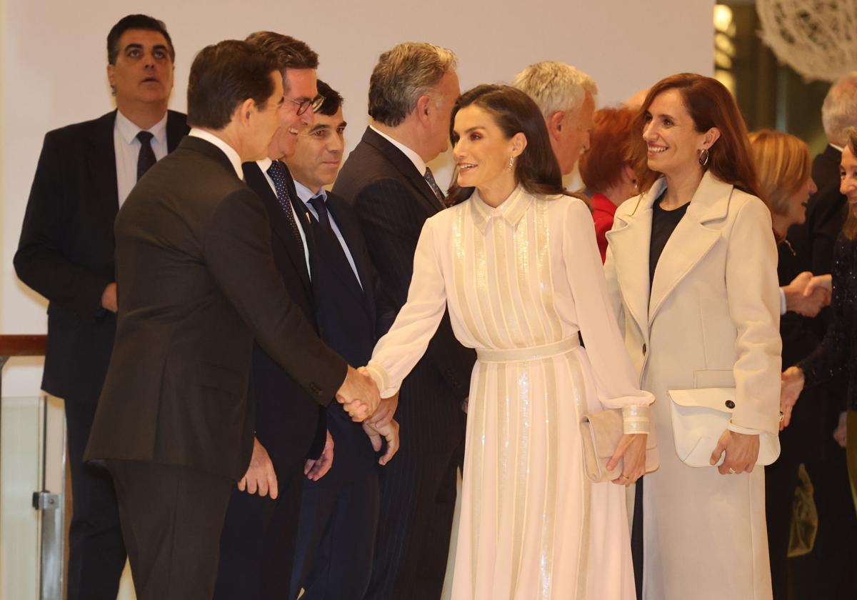 Letizia luce un look con lentejuelas y pendientes valencianos en su noche de ópera en Bilbao