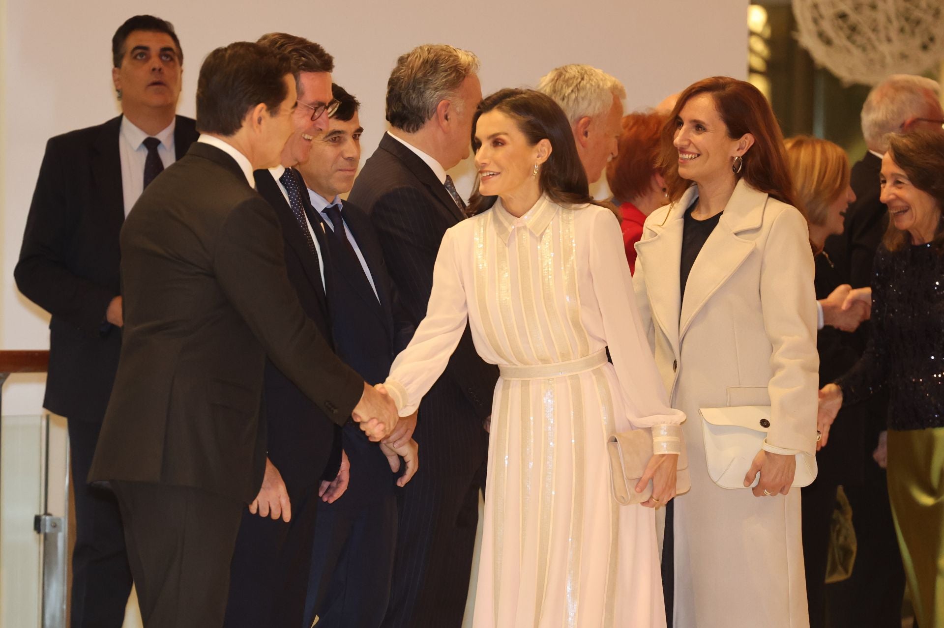 Letizia luce un look con lentejuelas y pendientes valencianos en su noche de ópera en Bilbao