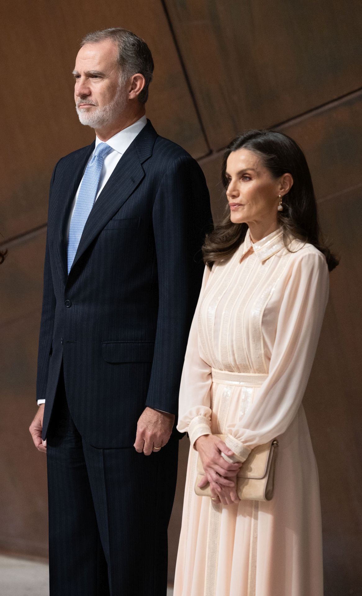 Letizia luce un look con lentejuelas y pendientes valencianos en su noche de ópera en Bilbao