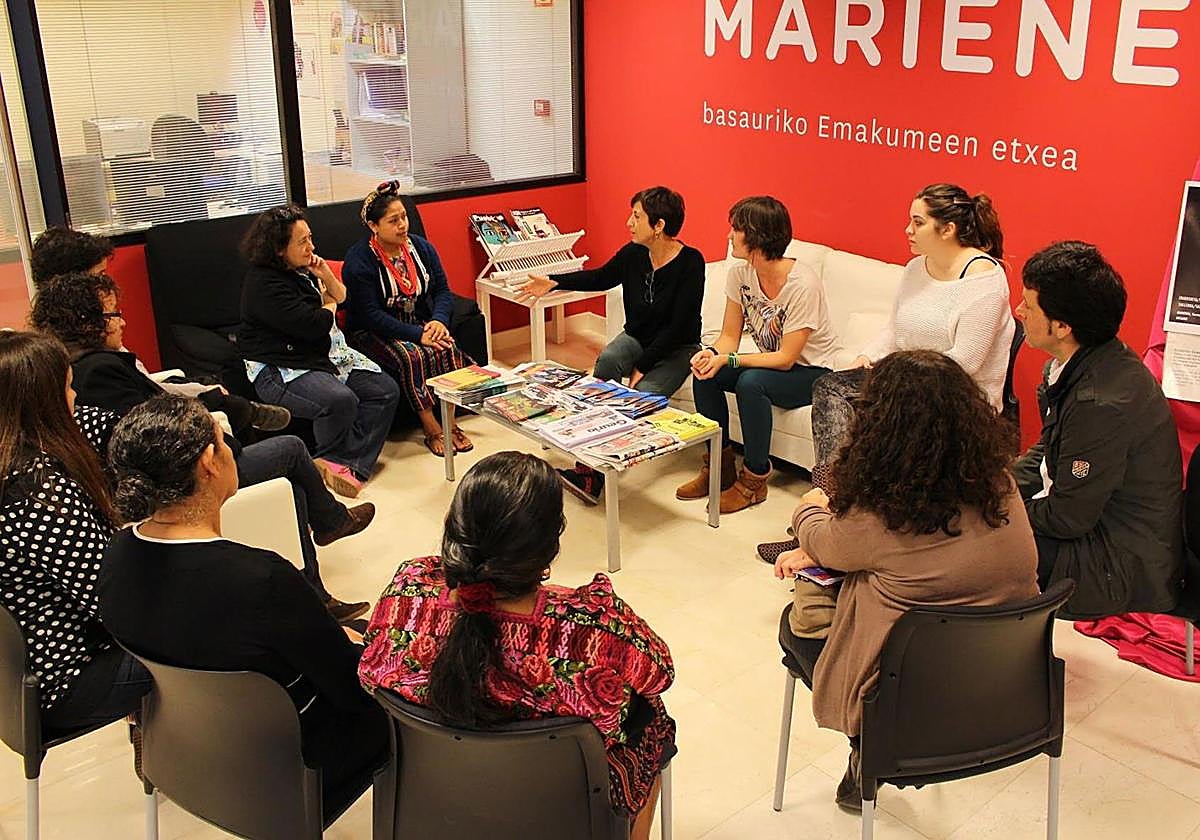 Imagen de archivo de una reunión en la Casa de las Mujeres de Basauri.