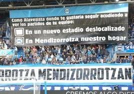 Pancarta que ha adornado del fondo de Polideportivo de Mendizorroza.