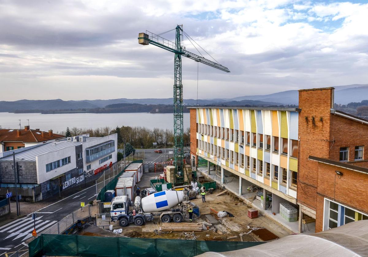 El antiguo patio de primaria es ahora la zona de obra.