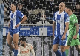 Sivera, Abqar y Guridi se lamentan tras el gol visitante.