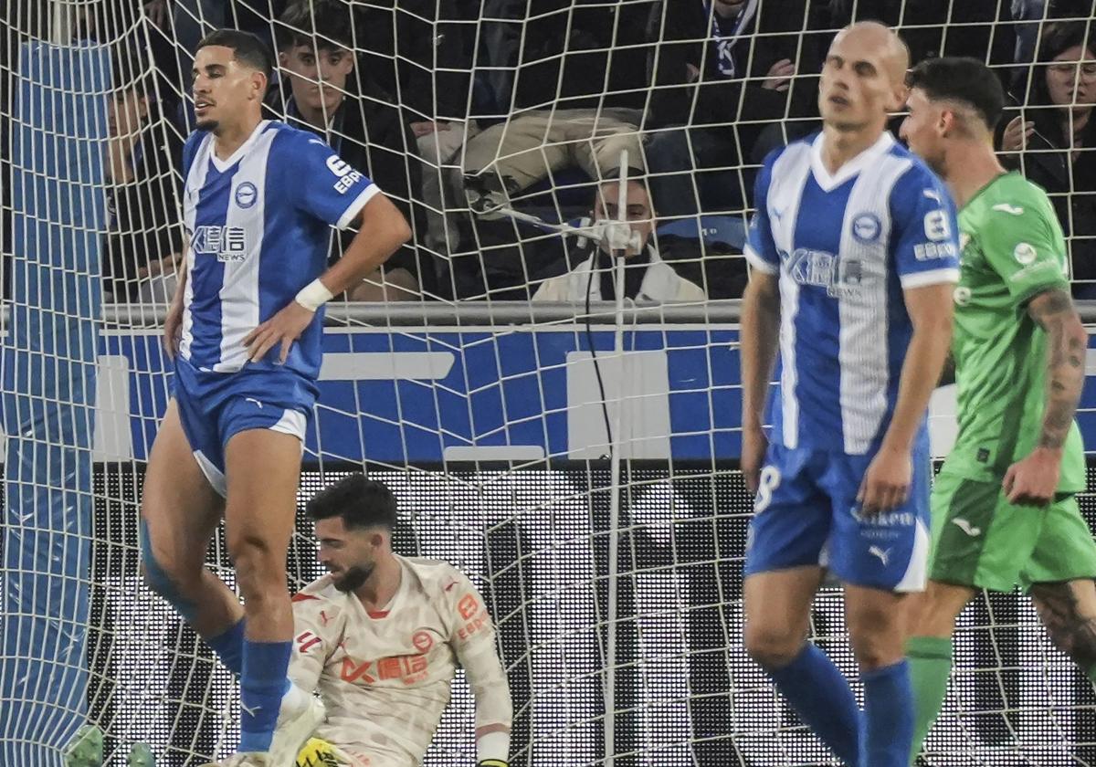 Sivera, Abqar y Guridi se lamentan tras el gol visitante.