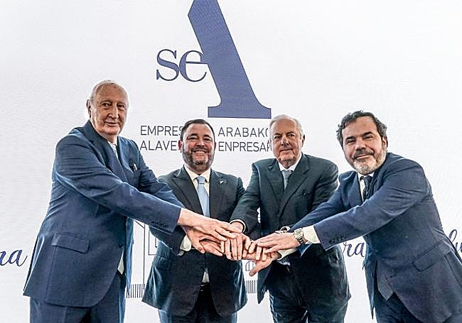 Josu Lapatza, Juan Antonio Sánchez Corchero, Román Knörr y Pascal Gómez posaron juntos para los medios. Los cuatros han ostentado el cargo de presidentes de la patronal alavesa