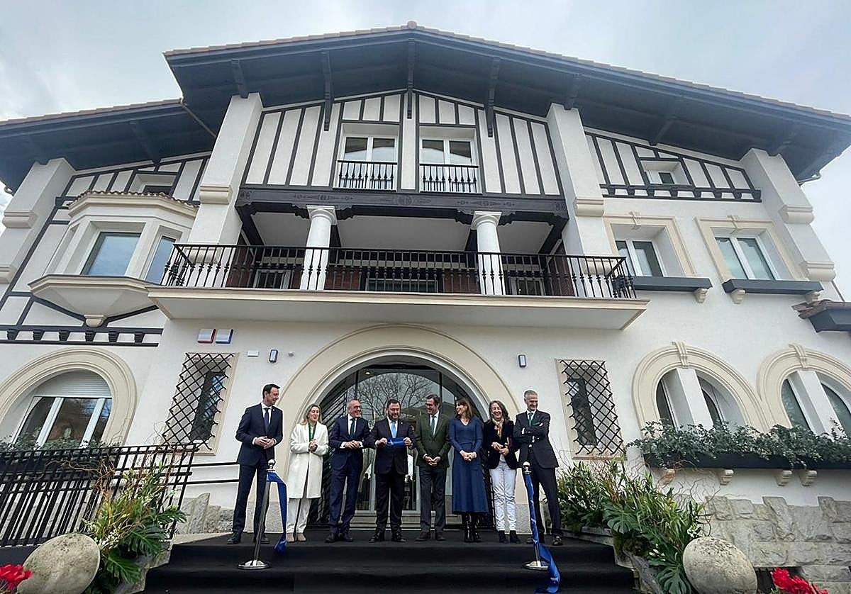 Juan Antonio Sánchez Corchero, en el centro, tras cortar la cinta en la inauguración